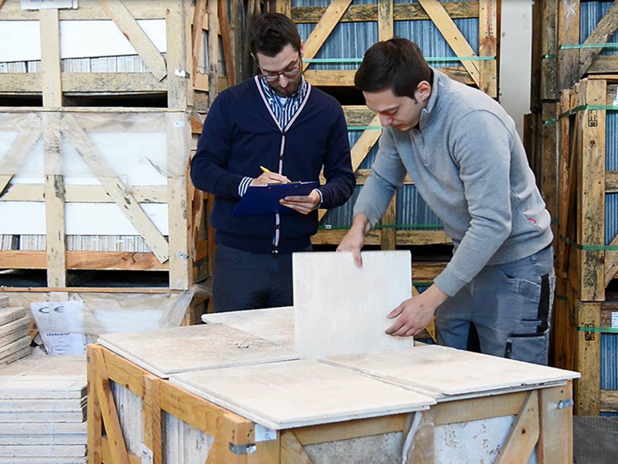 Deux employés de stonenaturelle contrôlent la qualité de la marchandise