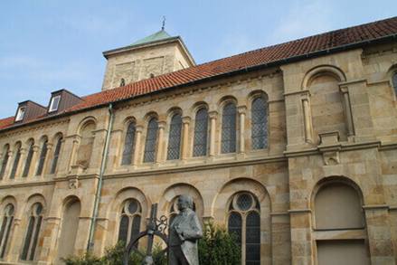 Monument Windthorst à la cathédrale avec façade en pierre naturelle