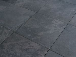 De délicates schistosités sur une surface anthracite La surface imitation ardoise des dalles Alpine Black