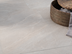  Un panier posé sur le dallage effet ardoise Canyon Beige