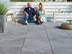 Deux personnes assises sur la terrasse imitation ardoise Alpine Grey
