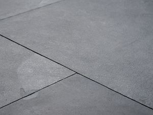 Des dalles de terrasse en ardoise Mustang Des dalles Mustang en ardoise gris foncé et ses joints noirs