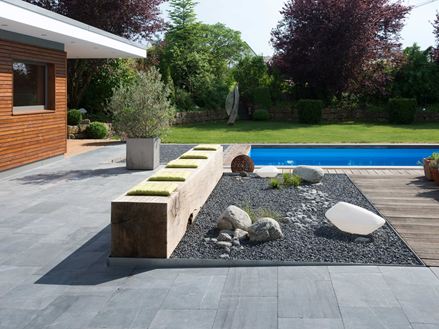 Terrasse avec dalles en pierre bleue et graviers
