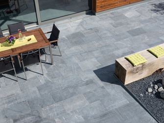 Vue sur la terrasse en pierre calcaire Blaustein Azur depuis le haut