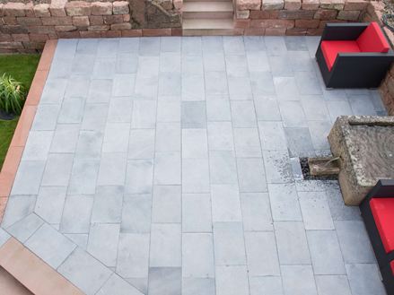 Terrasse en pierre bleue et mobilier moderne vus de haut