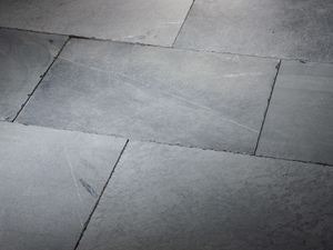 Les dalles en pierre calcaire Blaustein Azur et leur surface vieillie