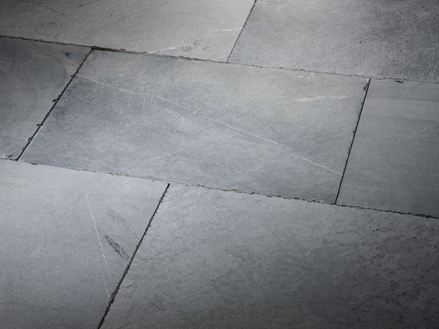 Les dalles en pierre calcaire Blaustein Azur et leur surface vieillie