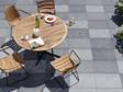 Terrasse en pierre calcaire Lago avec table et chaises en bois