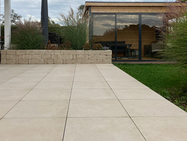 Terrasse d'un client de stonenaturelle en dalles effet pierre Sevilla Cream