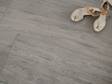 Des chaussures beiges sur les dalles Nordic Oak effet bois