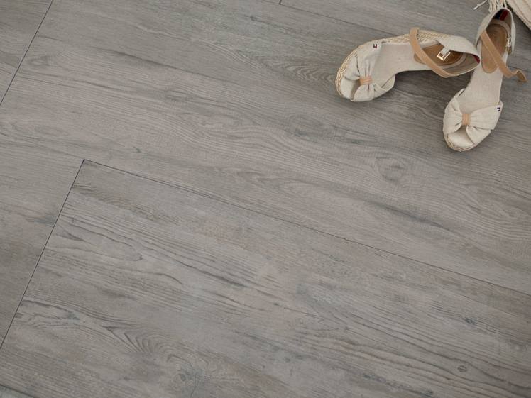 Des chaussures beiges sur les dalles Nordic Oak effet bois