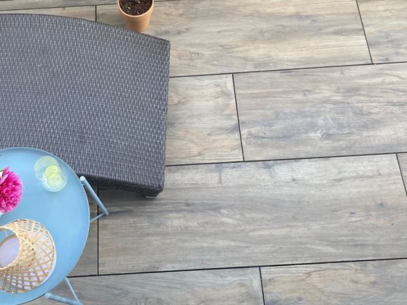 Dalles de terrasse imitation bois Canada Lodge avec chaise longue et table