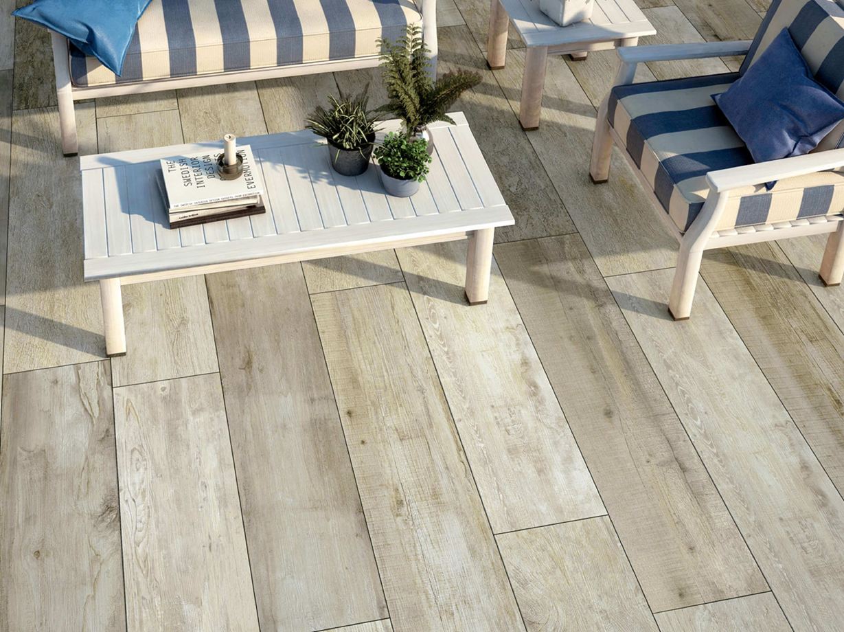 Un coin détente sur cette terrasse effet bois Terrasse au mobilier blanc et au dallage imitation bois Indie Sky vue de haut