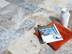 Dalles en travertin Silver, magazine sur coussin rouge, vase blanc
