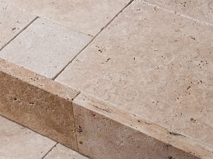 Belle finition de la terrasse avec la pierre de bordure en travertin Medium Pierres de bordure en travertin beige-brun Antique avec surface brossée