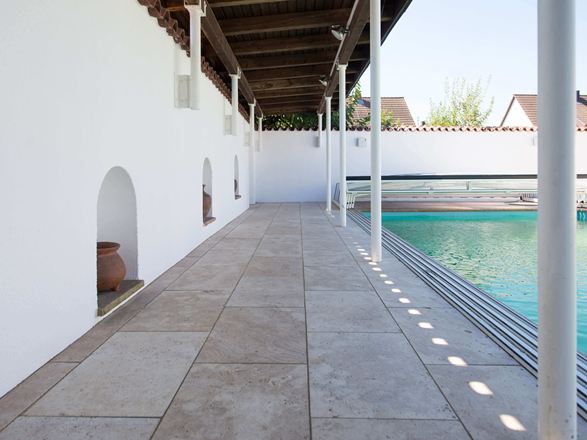 Chemin moderne en dalles de travertin Medium Line au bord de la piscine