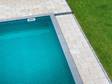 Vue de haut : dallage en travertin Medium Line et piscine