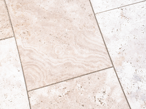 Gros plan sur les dalles de travertin pour l'extérieur en beige