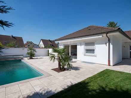 Maison de vacances avec terrasse en dalles de travertin Medium Line