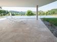 Terrasse avec dalles en travertin Medium Line et piscine