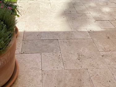 Extrait de la galerie 1 : dalle de terrasse en pierre naturelle « Travertin Select » – Photo client n° 1