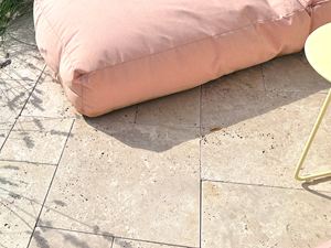 Les dalles de terrasse en travertin Medium Select : un choix de qualité Dallage en travertin Medium Select avec assise rose et petite table jaune