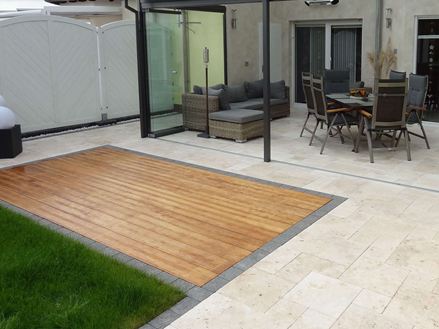 Photo client : dallage en travertin vieilli Medium Select, format opus romain, posé sur la terrasse et dans le jardin d'hiver