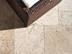 Mobilier de jardin sur dallage en travertin Medium