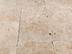 Gros plan sur les dalles en travertin beige vieilli Medium