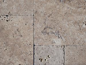 Le travertin Noce posé sur la terrasse vu de près