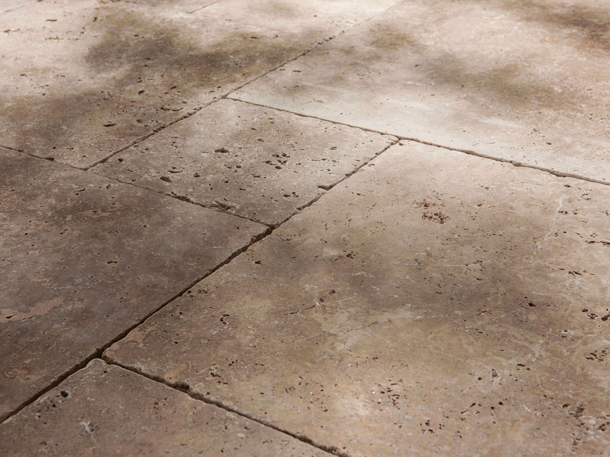 Rustique et naturel avec de nombreux pores Ombres sur les dalles en travertin Noce au fini vieilli