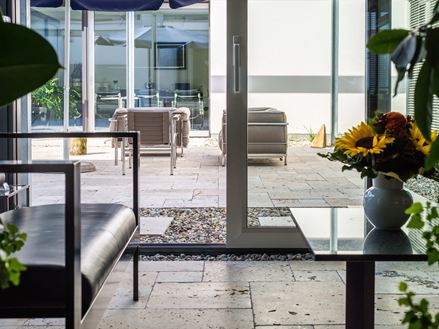 Vue de la veranda vers la terrasse en travertin Rustic tambouriné