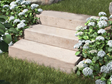 Blocs marches en travertin Medium avec fleurs et gazon