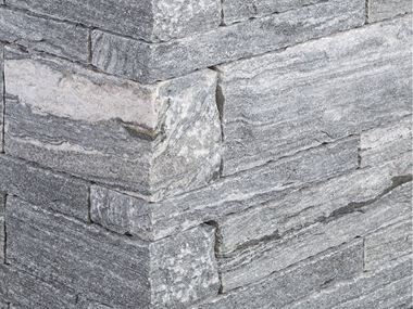 Zoom sur un muret en gneiss Urban Grey Line Rustic