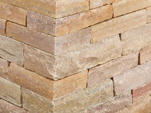 Zoom sur un muret en quartzite Irish Gold