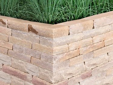 Muret en quartzite Rio Dorado Or avec gazon