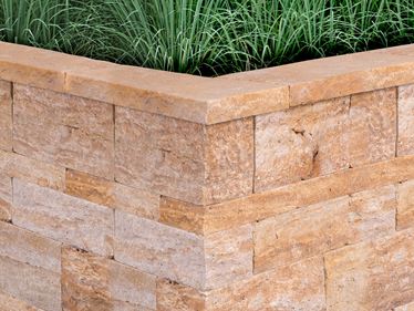 Muret en travertin Gold Rustic avec gazon