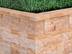 Muret en travertin Gold Rustic avec gazon