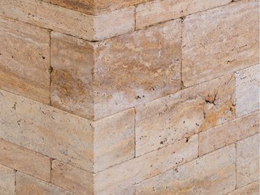 Zoom sur un muret en travertin Gold