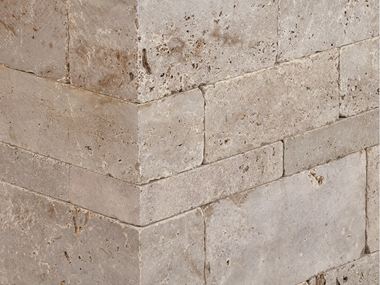 Zoom sur un muret en travertin Noce