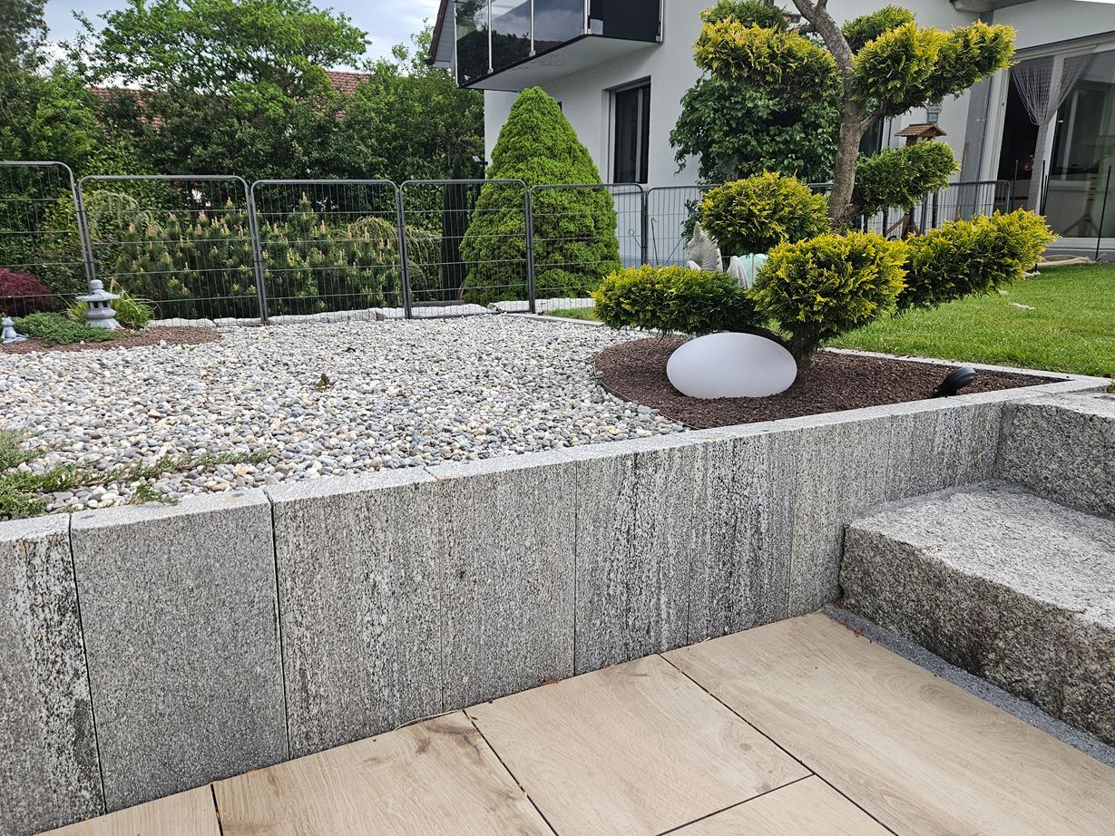 Photo du client : Palissades Urban Grey Line comme support beau et pratique pour les parterres. UGL_Pallisades_Support_de_parterre2