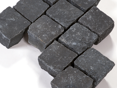 Pavés en basalte Takeda en format 10x10x8 cm