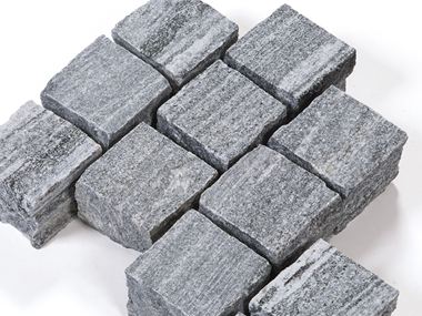 Zoom sur les pavés en gneiss Urban Grey Line et fond vide