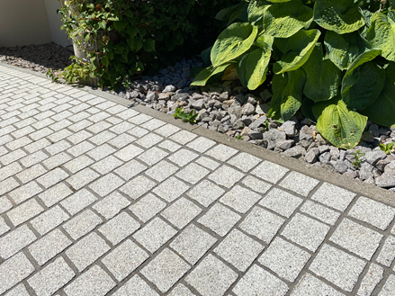 Les pavés en granite Silver Classico 10x10 posés