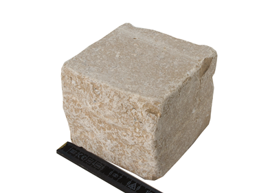 Un pavé Camino Sand en pierre calcaire avec un mètre pliant