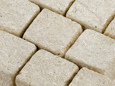 Pavés en pierre calcaire Royal Beige 10x10x8 cm gros plan
