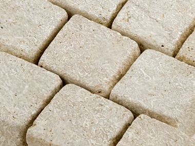 Pavés en pierre calcaire Royal Beige 10x10x8 cm gros plan