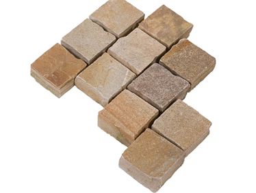 Les pavés en quartzite Irish Gold sur fond blanc