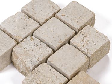 Zoom sur les pavés en travertin Medium