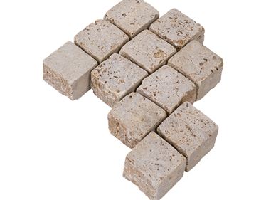 Les pavés en travertin Noce et un fond vide